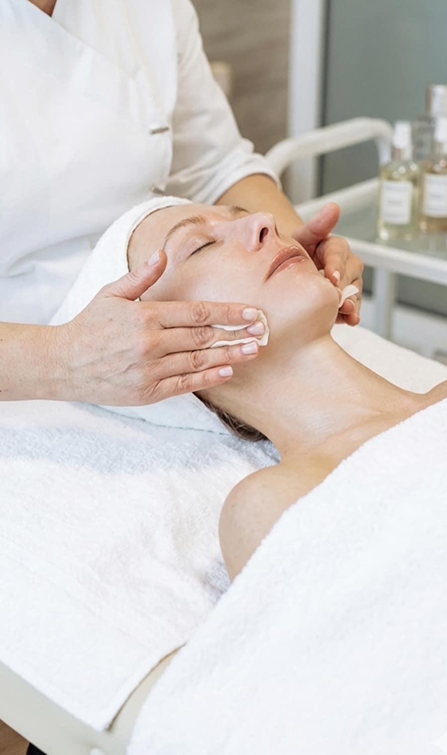Schützende Anti-Aging-Gesichtsbehandlung mit Schönheits-Modellage im PLATINUM Institut in Töging am Inn